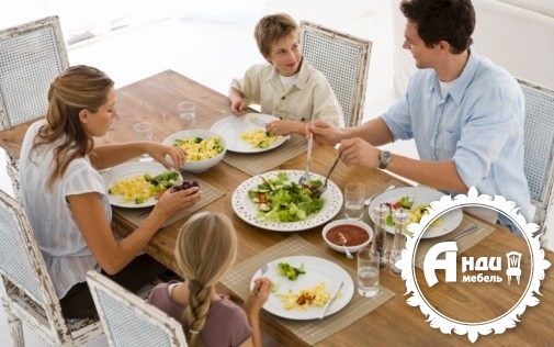 Вся семья за обеденным столом