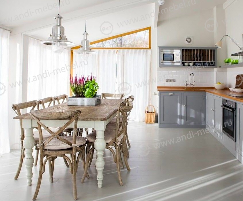 Деревянные стулья в интерьере кухни